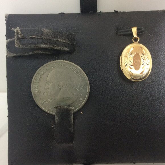 Ladies 14k Yellow Real Gold Oval opening Locket Charm Pendant 2.10 grams - Picture 3 of 7